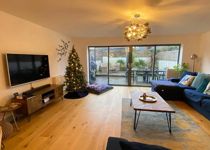 Tregenna House - St Ives, A Beautiful Newly Refurbished 4 Bedroom Family Town House With Alfresco Dining Garden And Private Parking SpacesVilla